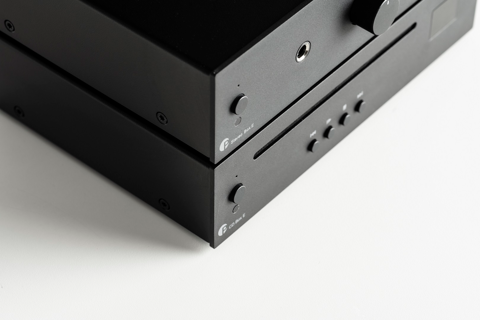 Eine schwarze Stereoanlage mit Knöpfen. Das obere Gerät heißt Stereo Box E, das untere CD Box E.