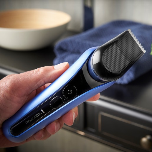 Czarny telefon z trzema aparatami i słowem redmi.