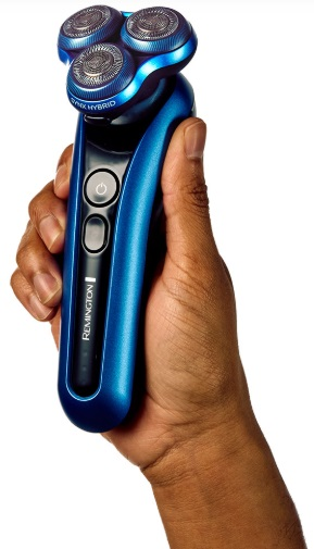 Ręka trzymająca niebiesko-czarną golarkę elektryczną na białym tle.