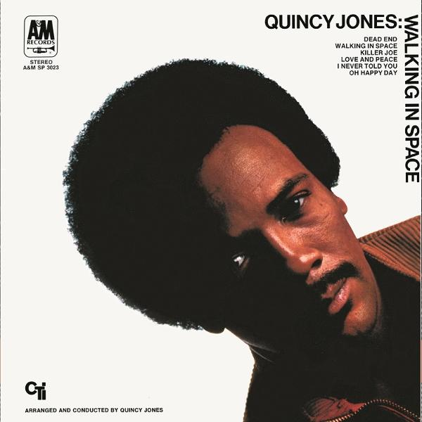 Quincy Jones Albumcover: ein schwarzer Mann mit Afro, Albumtitel: Walking in Space. Weißer Hintergrund.