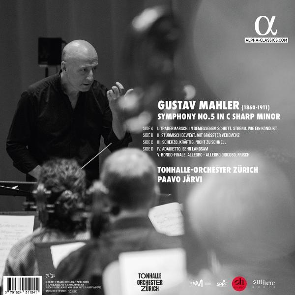 Ein Dirigent leitet ein Orchester. Der Text auf dem Album erwähnt den Komponisten Gustav Mahler und seine Symphonie Nr. 5.