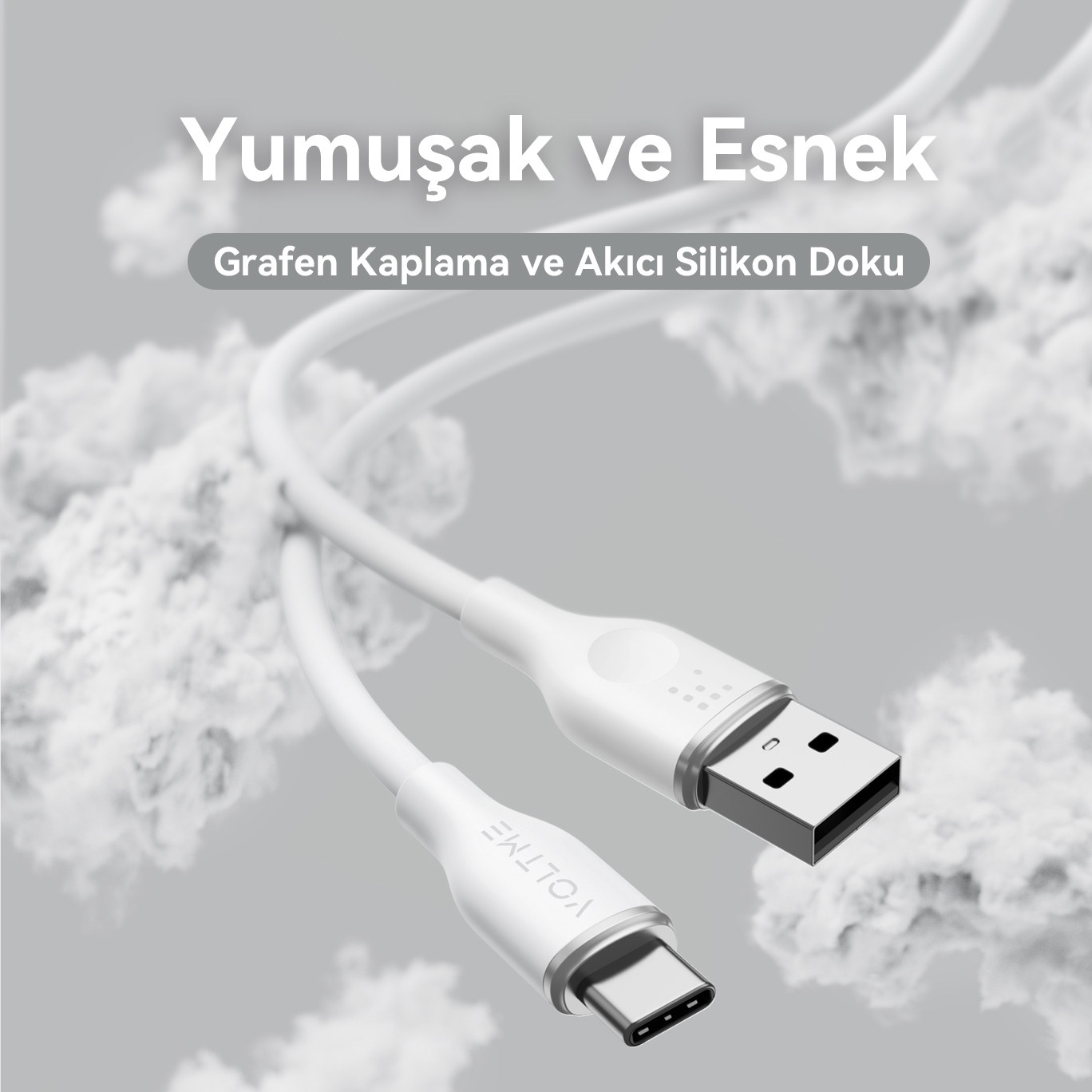 USB konektörlü ve USB-C konektörlü beyaz bir USB-C şarj kablosu, bulutlu bir arka plan üzerinde.