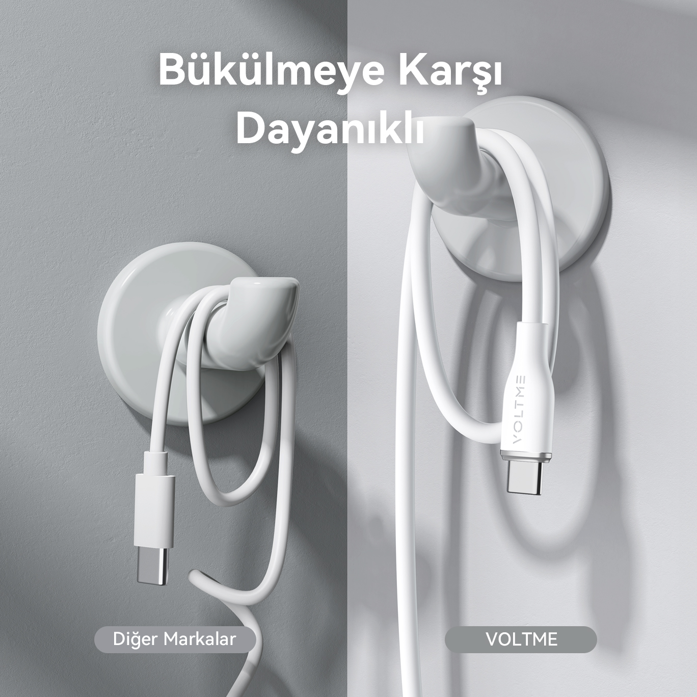 Kancalara asılı iki beyaz şarj kablosu. Sol kablo bükülmüş, sağ kablo düz.
