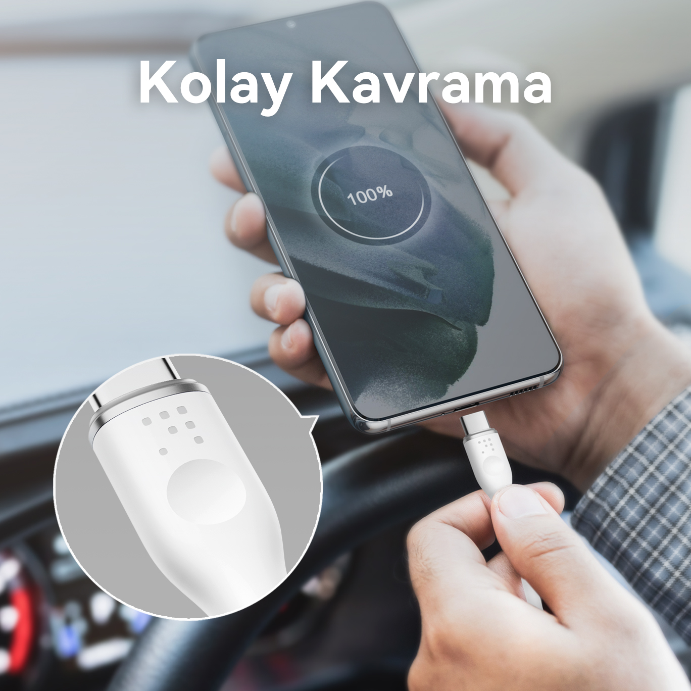 El, bir telefona takılı bir şarj kablosu tutuyor. Telefon %100 gösteriyor.