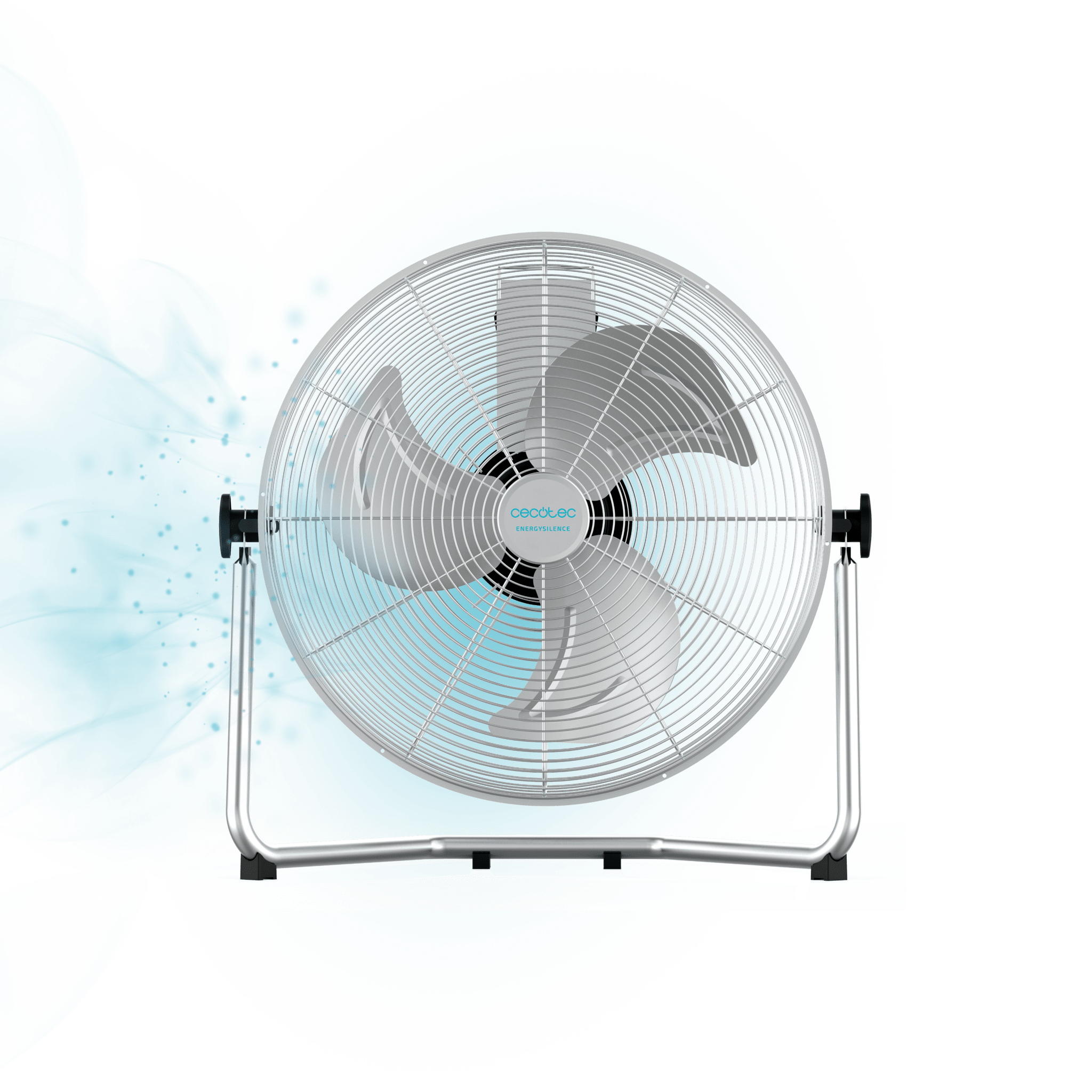 Un ventilador plateado con tres aspas. Está sobre un soporte y sobre un fondo azul.