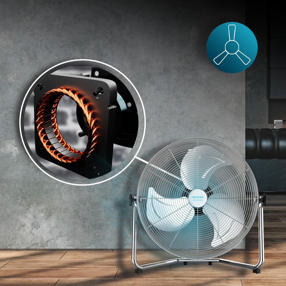 Un primer plano del motor y las aspas de un ventilador, con un ventilador en un soporte en el fondo.