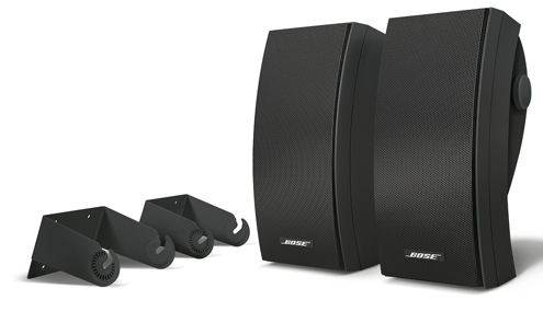 Dwa czarne głośniki Bose i trzy czarne uchwyty montażowe na białym tle. Widoczne logo Bose.