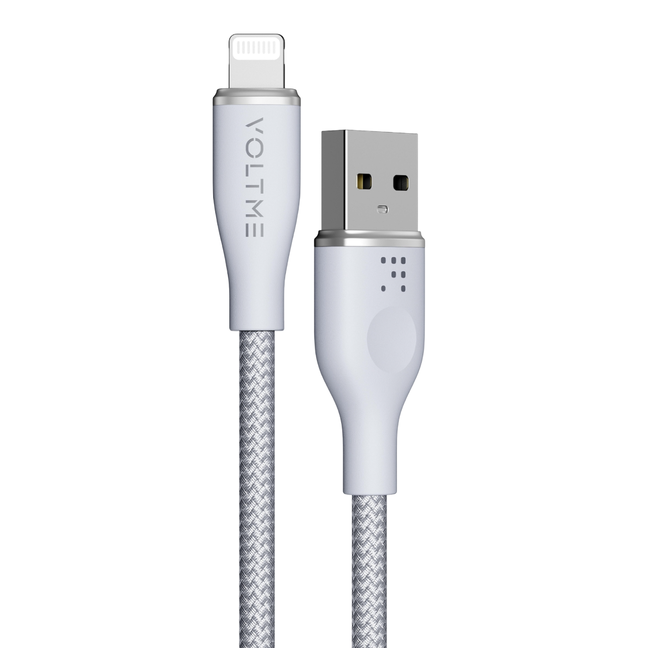 Beyaz USB - lightning kablosu. Beyaz zemin. VOLTME kelimesi kabloya basılıdır.