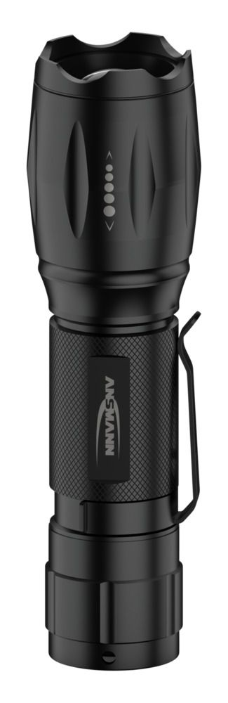 Schwarze Taschenlampe mit einstellbaren Zoomeinstellungen. Hat einen Taschenclip und den Markennamen.