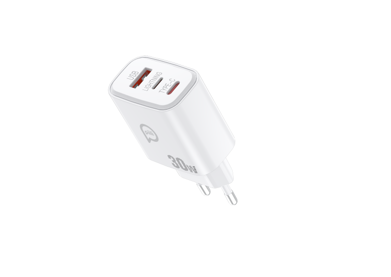 USB, Lightning ve Type-C bağlantı noktalarına sahip beyaz 30W şarj cihazı. Siyah arka plan üzerinde.