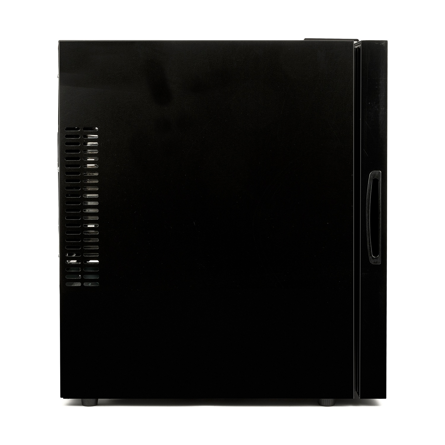 Un dispositivo nero e rettangolare, forse un mini frigo o un piccolo elettrodomestico, su sfondo bianco.