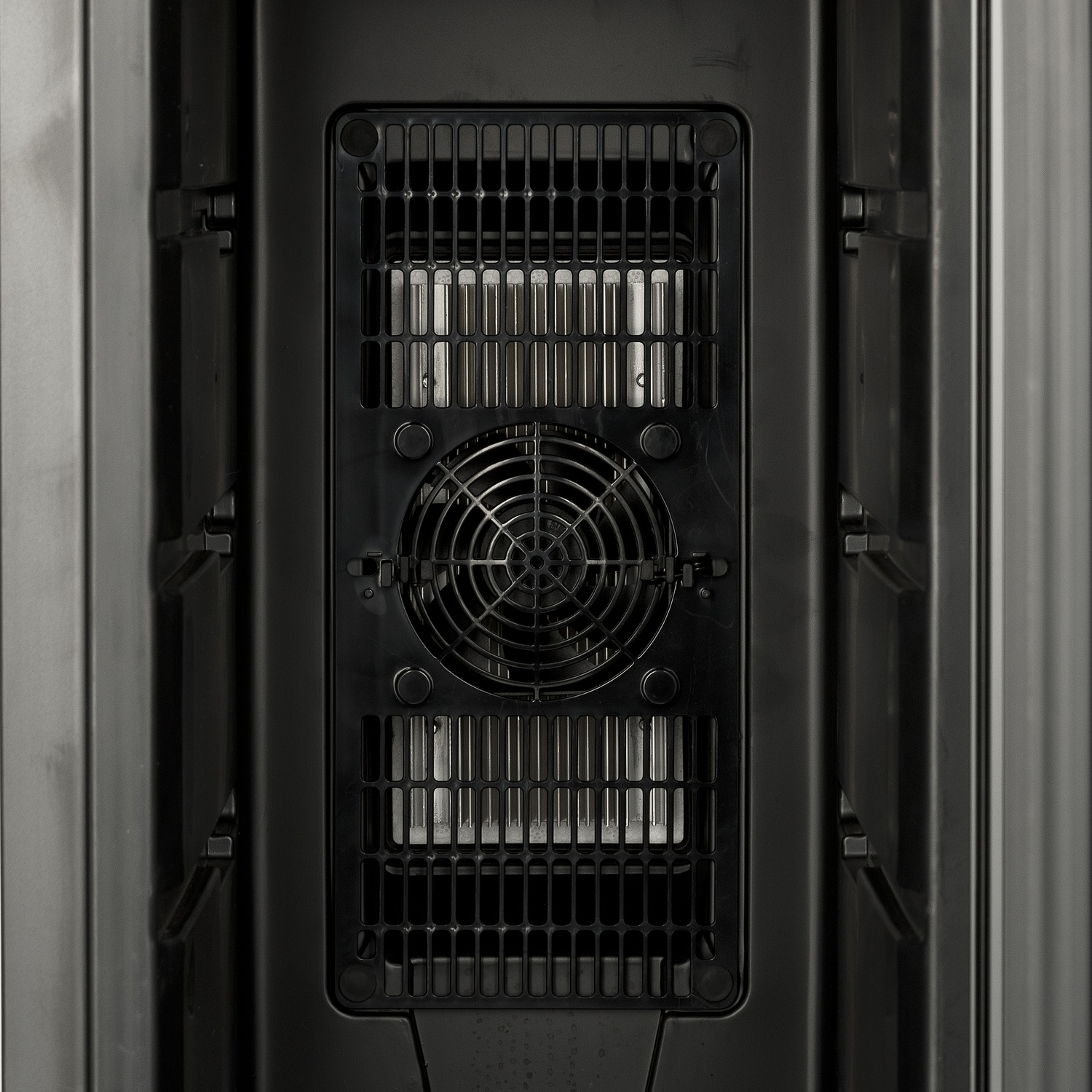 All'interno di un forno nero con una ventola e una griglia.