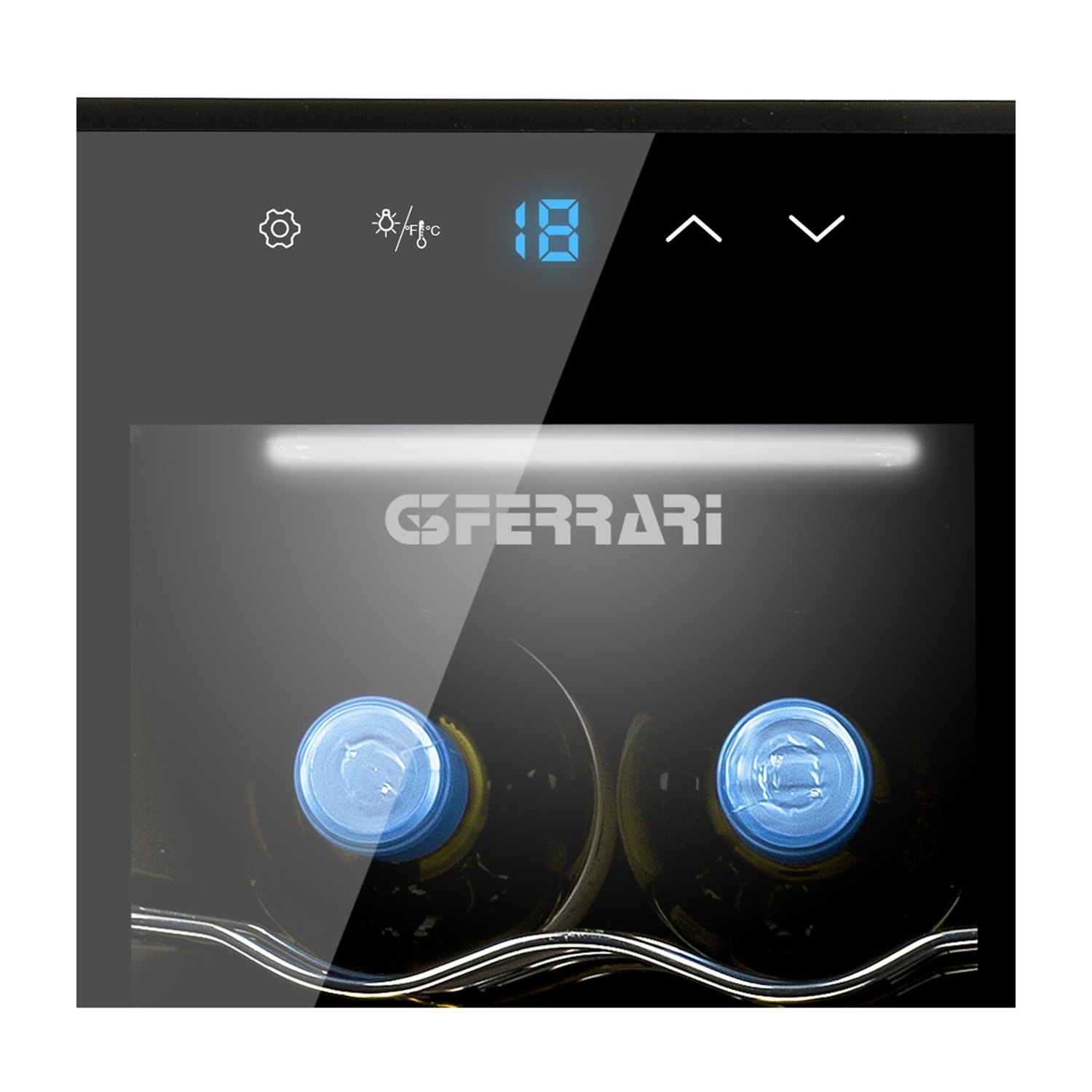 Cantinetta con bottiglie all'interno e display digitale che mostra 18 gradi.