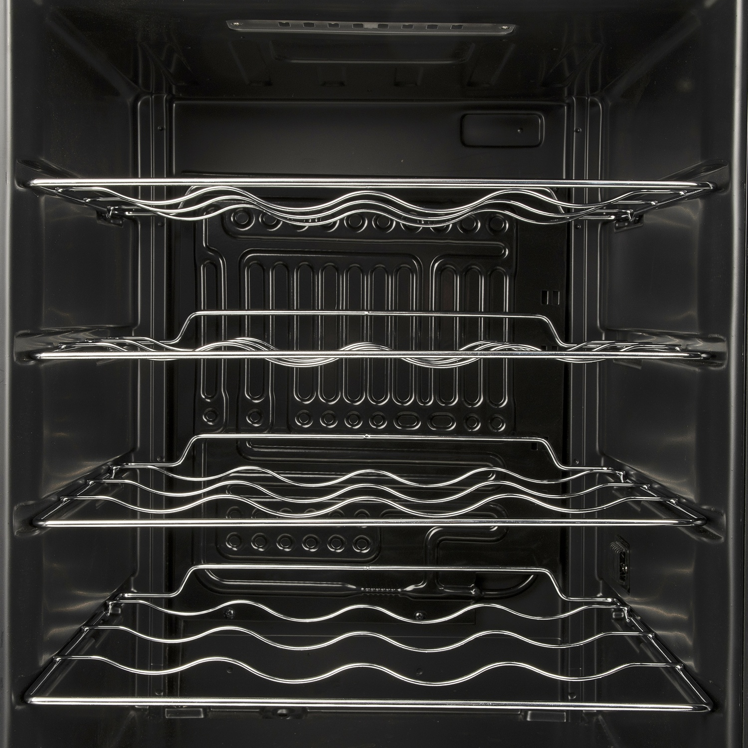Interno di un frigo per vini con più ripiani, per lo più vuoto.