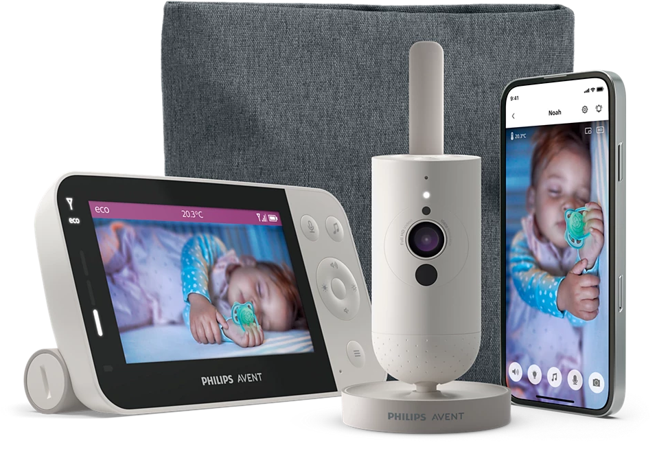 Egy bébimonitor készlet: monitor, kamera és egy babát mutató telefon.