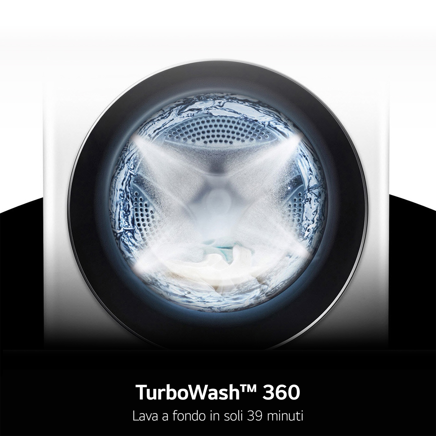 Primo piano del cestello della lavatrice con acqua e le parole TurboWash 360.