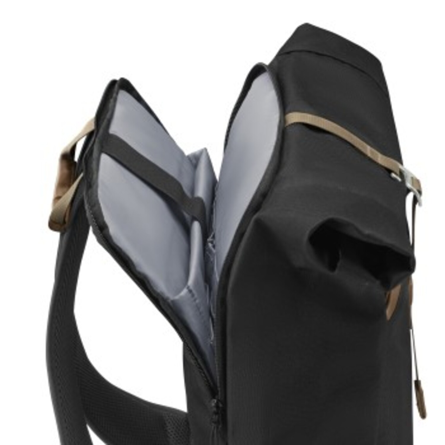 Un sac à dos noir, partiellement ouvert, montrant les compartiments intérieurs et les sangles.