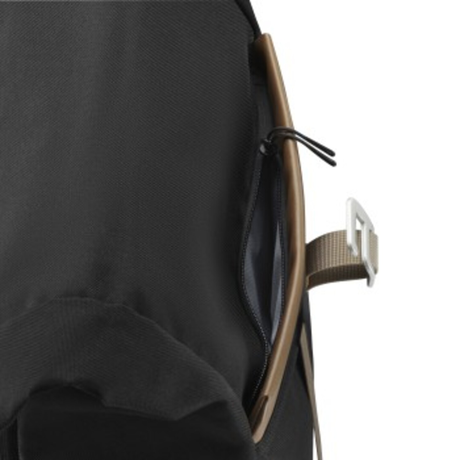 Gros plan sur un sac à dos noir avec une poche marron et une boucle argentée.