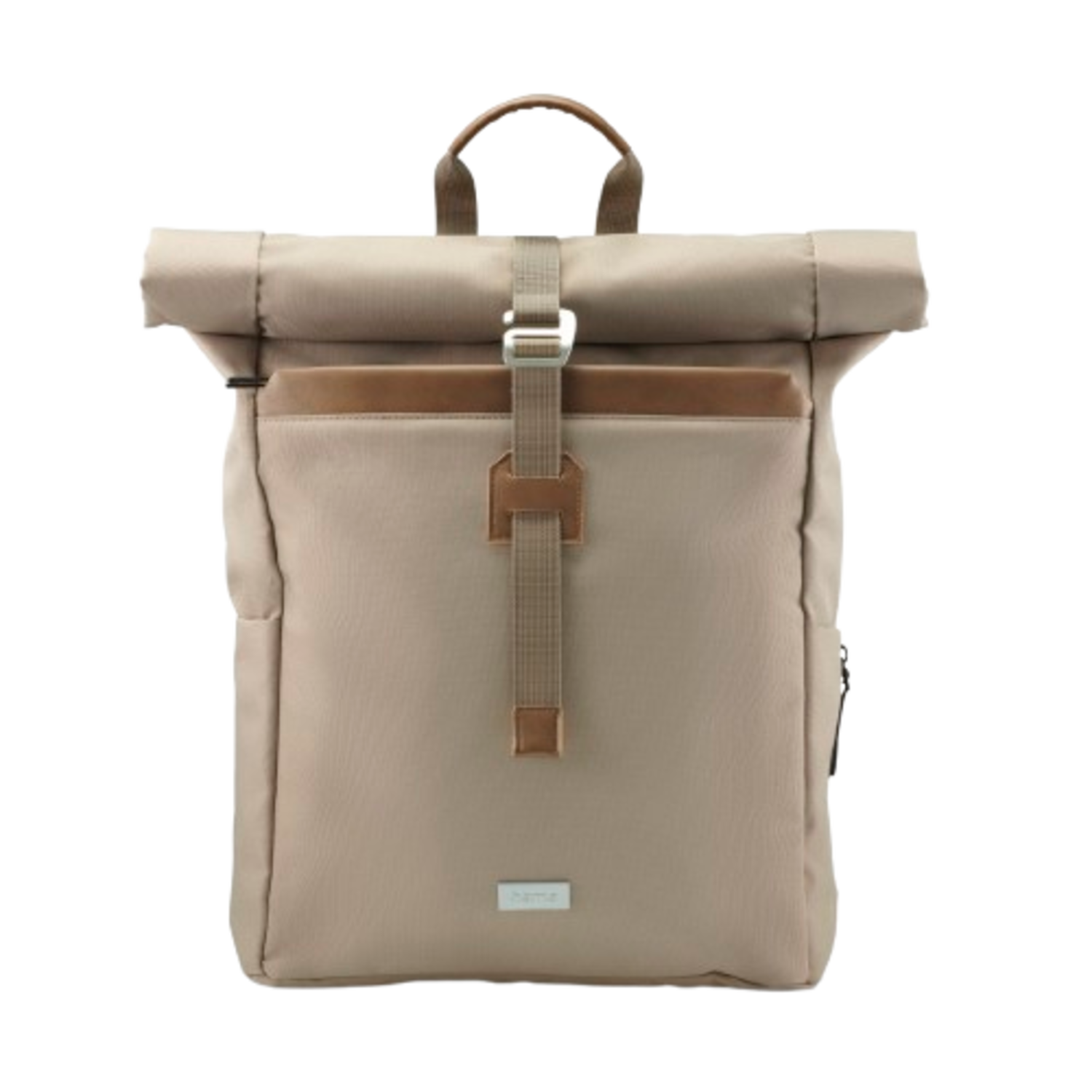 Beige rugzak met oprolbare sluiting, een bruine leren patch en een gesp.