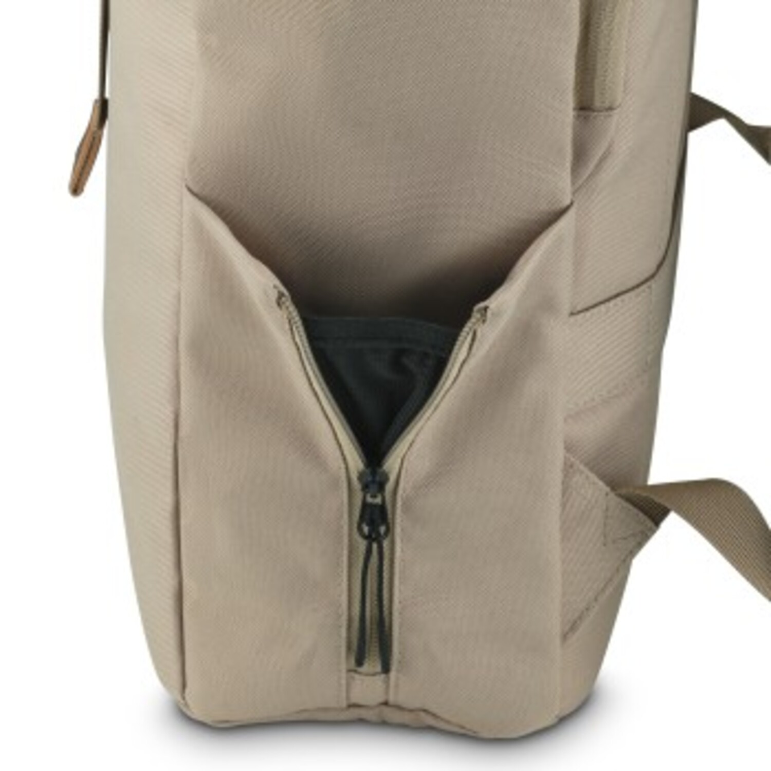 Close-up van een beige rugzaktas met een rits op een witte achtergrond.