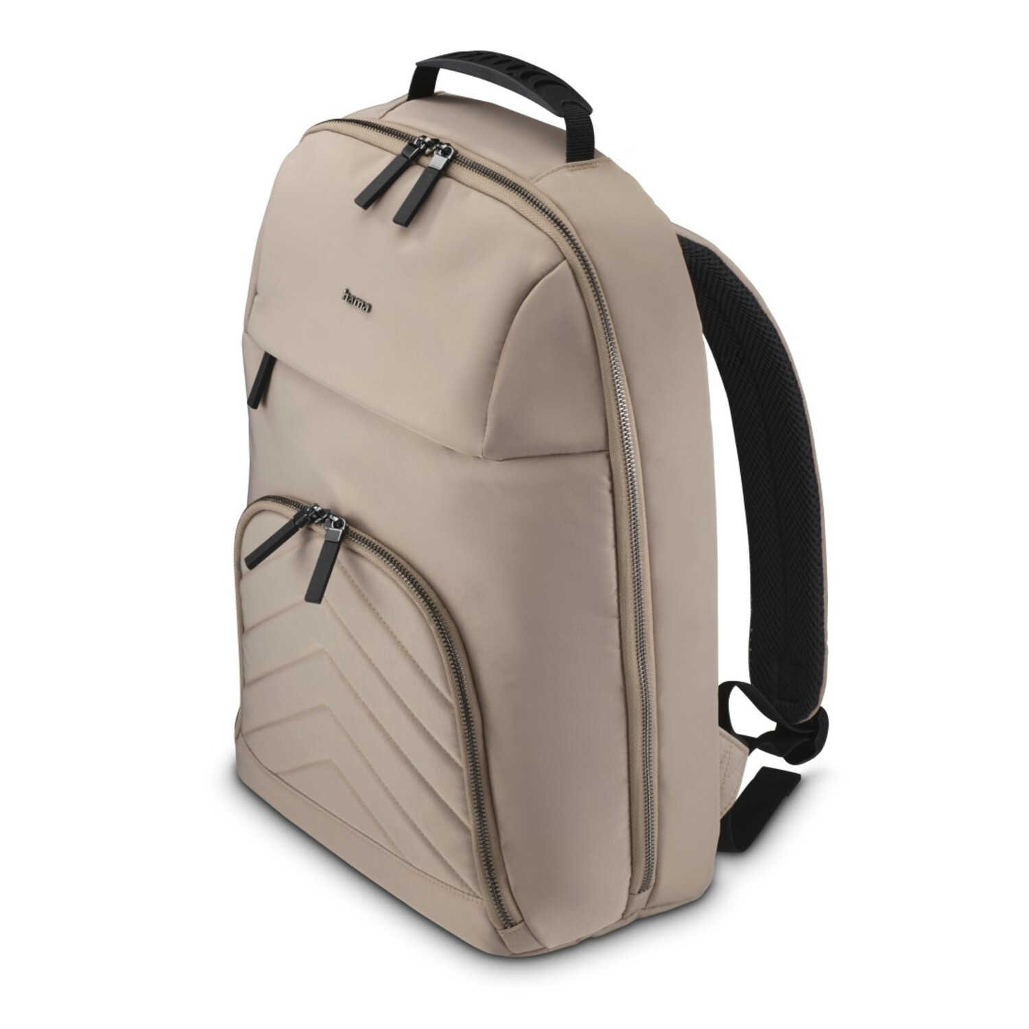 Un sac à dos beige avec des fermetures éclair noires. Le sac a une poche latérale avec un motif de couture diagonal.