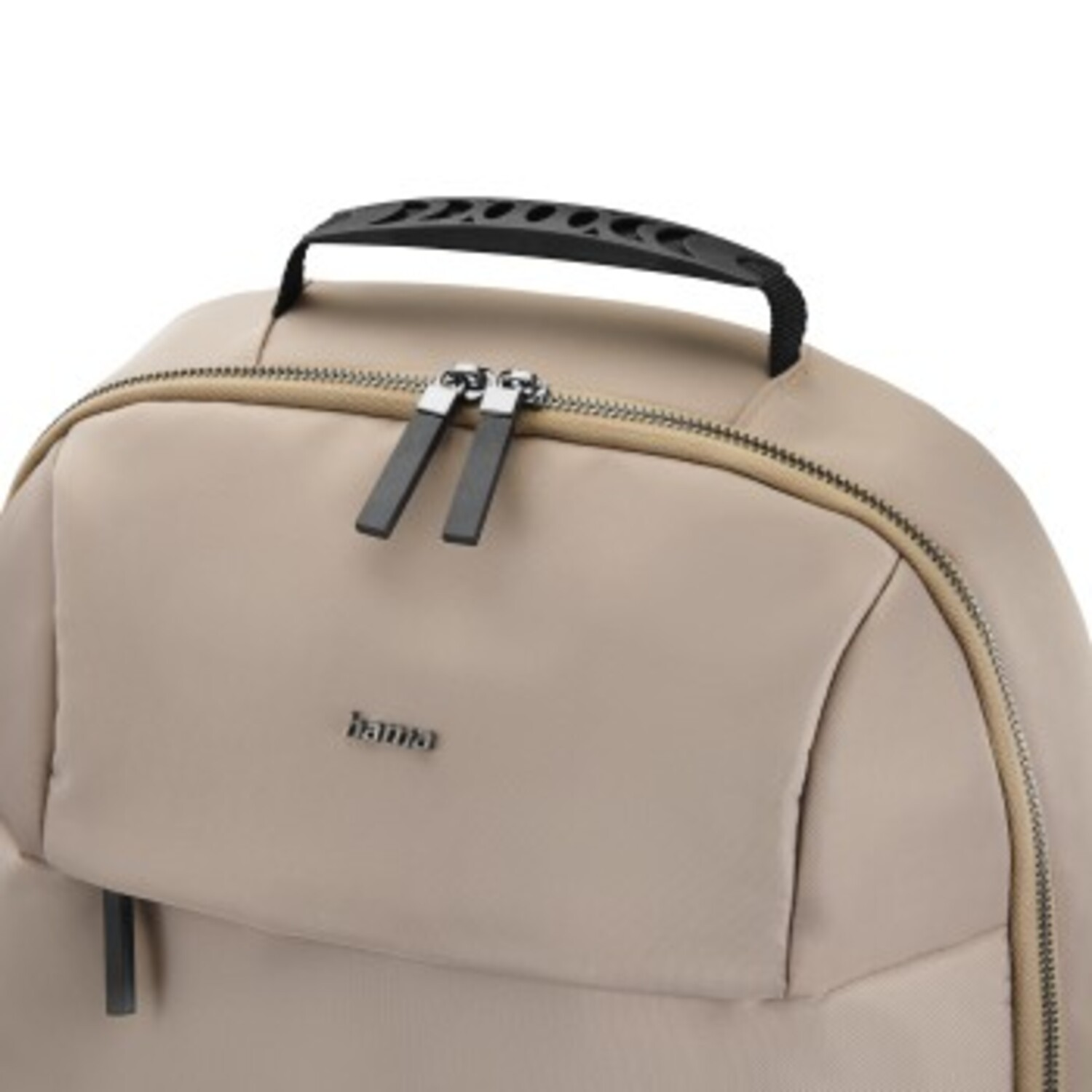 Sac à dos beige avec une poignée et une fermeture éclair noires. Le mot 'hama' est écrit sur le sac.