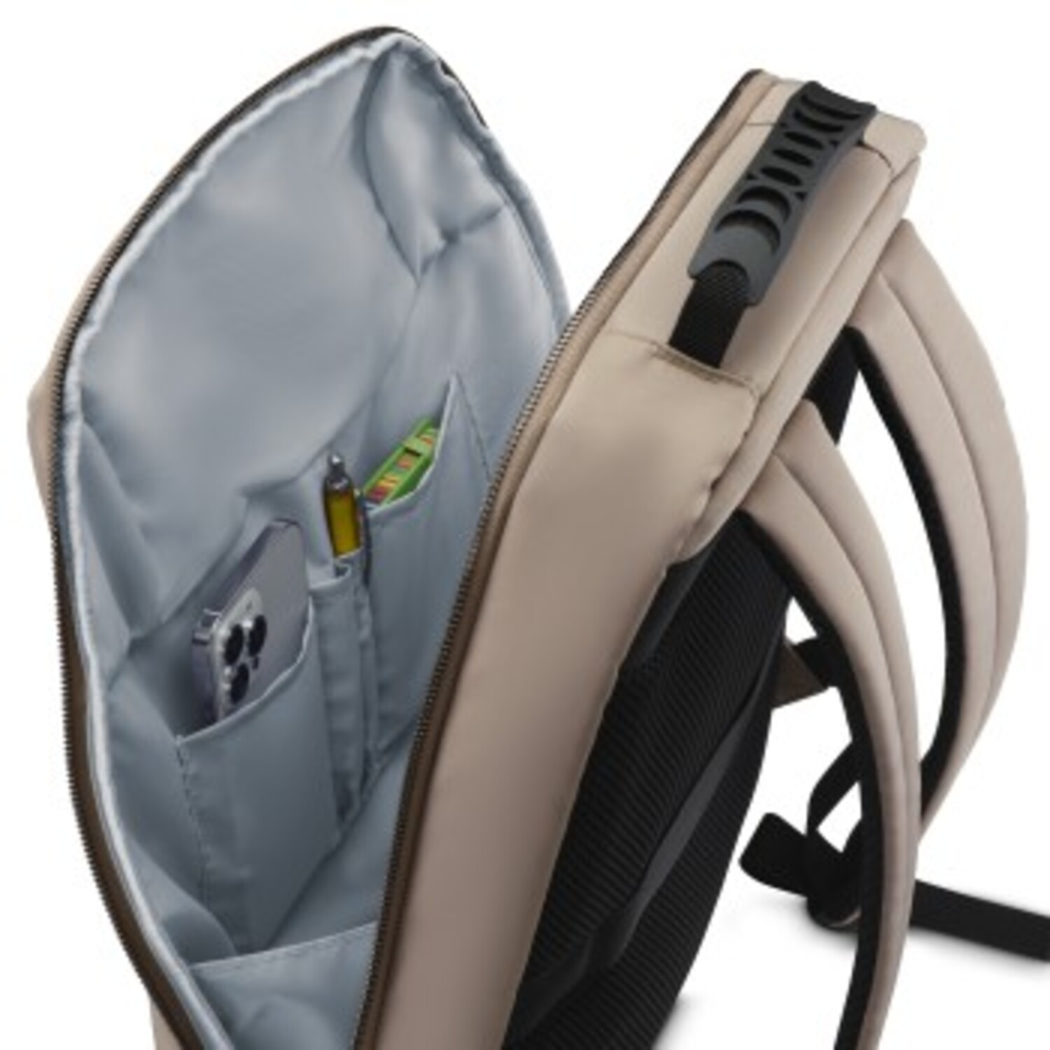 Un sac à dos ouvert, montrant un stylo, un téléphone et d'autres articles. Extérieur beige, intérieur gris.