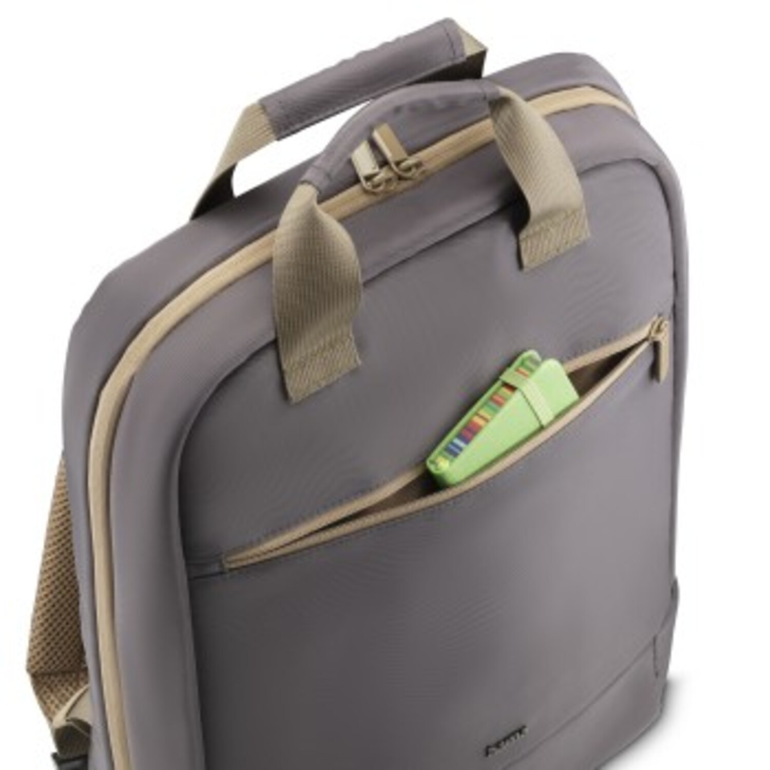 Sac à dos gris avec un objet vert dans la poche avant. Accents beiges.