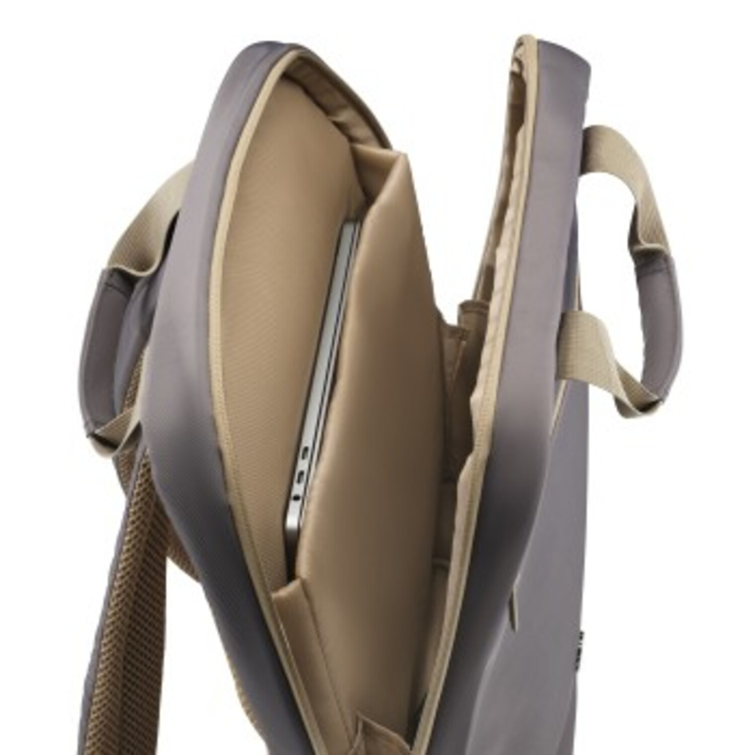 Sac à dos ouvert révélant le compartiment pour ordinateur portable. Extérieur gris et intérieur beige.