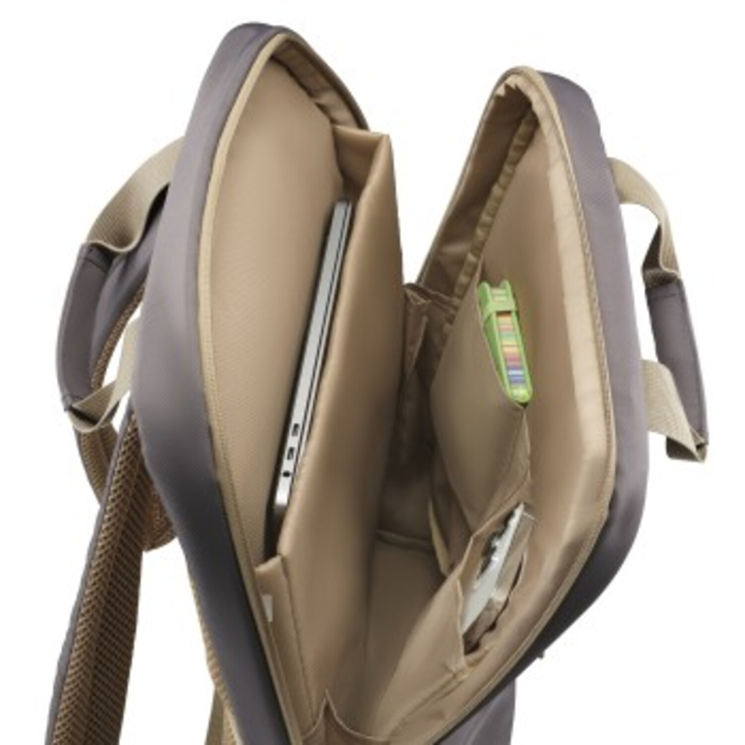 Sac à dos ouvert, révélant un ordinateur portable, des stylos et d'autres objets à l'intérieur.