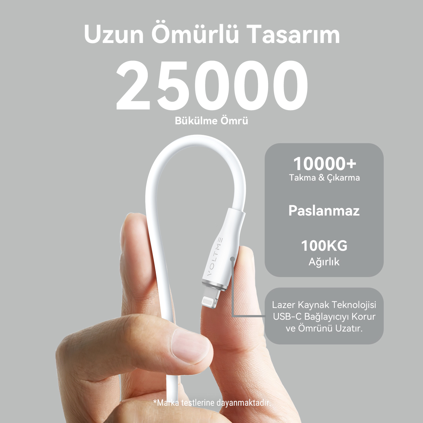 Beyaz bir şarj kablosu el ile tutuluyor, sağda metin var.