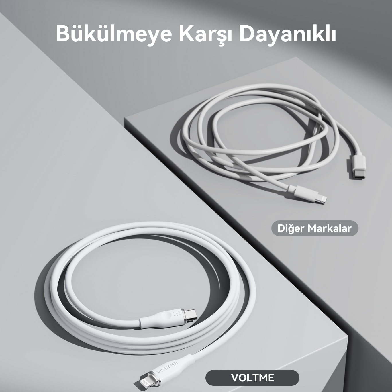 İkisi de bir telefona takılı iki beyaz şarj kablosu. 'VOLTME' metni görünür.