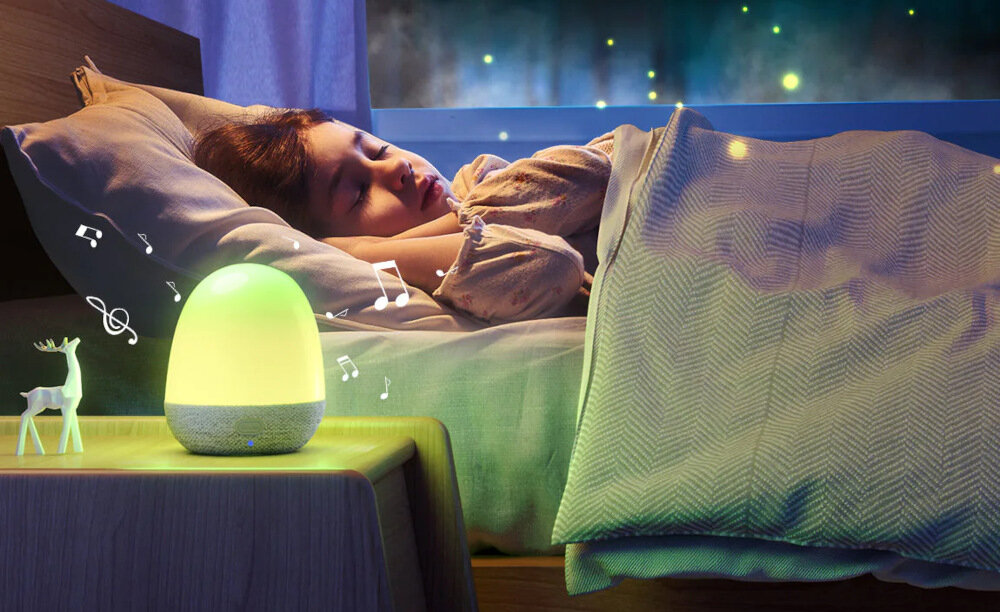 Dziecko śpiące w łóżku z lampką nocną i unoszącymi się nutami.