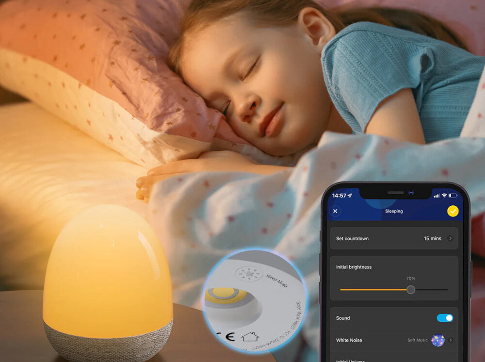 Dziecko śpiące z lampką nocną i telefonem wyświetlającym aplikację do spania.