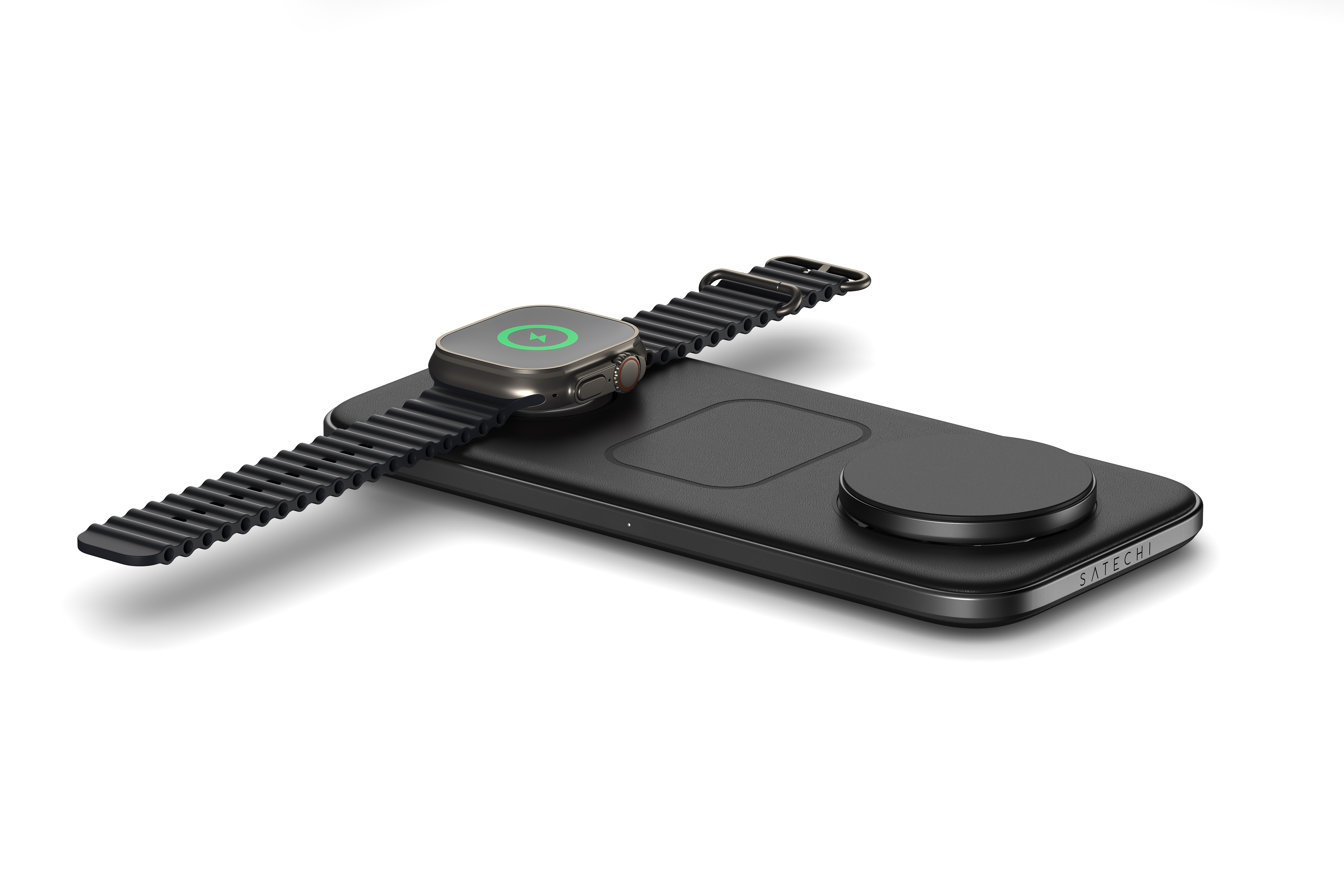 Schwarze Smartwatch auf schwarzem Ladepad mit rundem Ladegerät.
