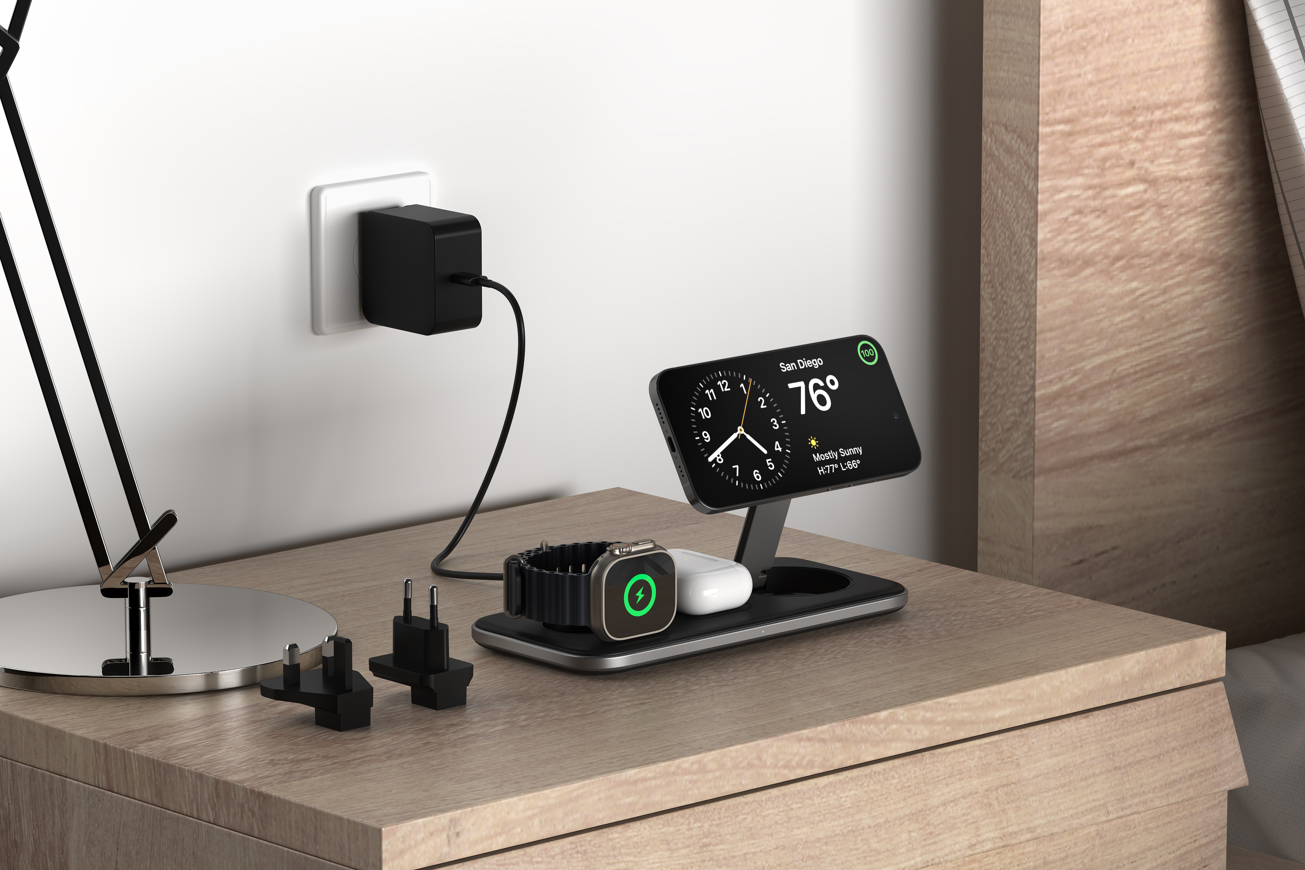 Ladestation mit Smartwatch, AirPods und einem Telefon, das das Wetter von San Diego auf einem Holztisch anzeigt.