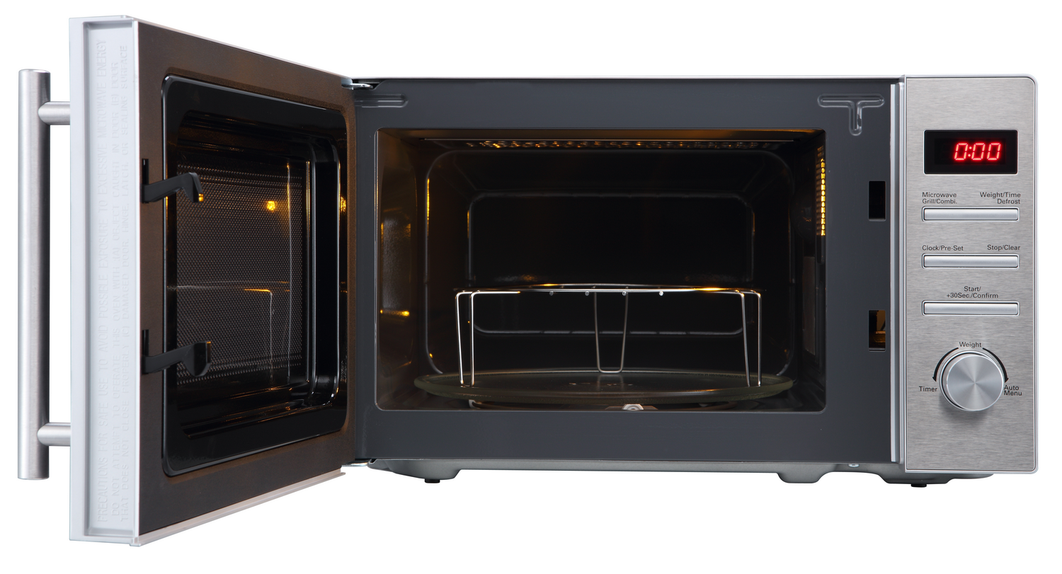 Horno microondas con la puerta abierta, mostrando el interior.