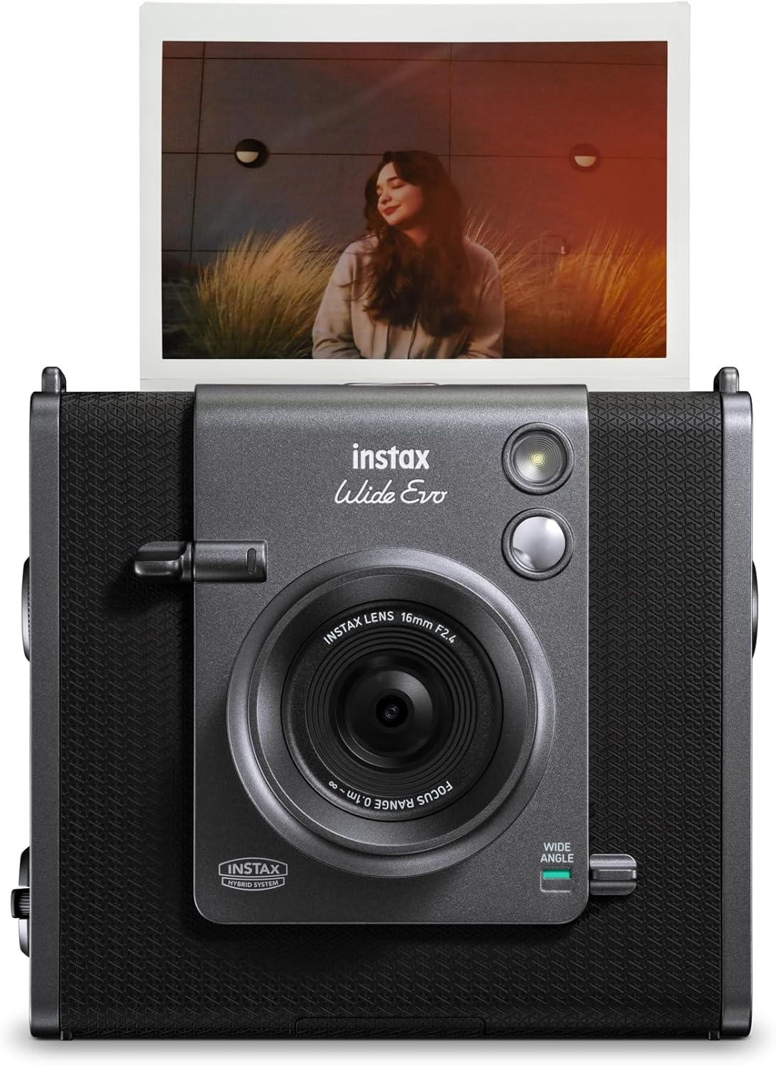 Cámara Instax gris con una foto impresa encima. Una mujer está en la foto.