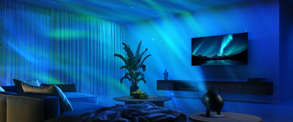 Salon z wyświetlonymi światłami zorzy i telewizorem.