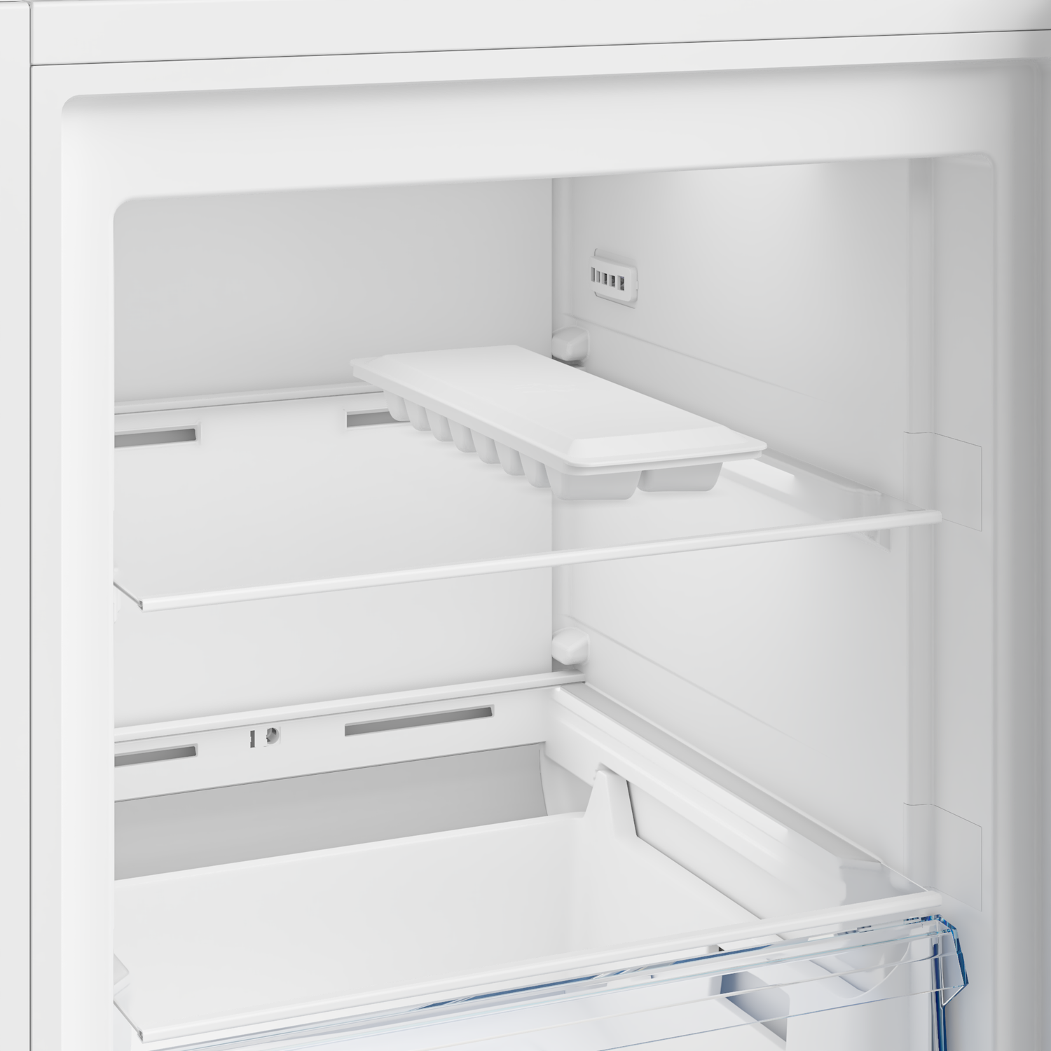 Leeg wit koelkastinterieur met planken en een ijsblokjesbak.