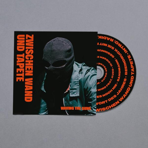 CD-Cover mit einer maskierten Person und orangefarbenem Text.