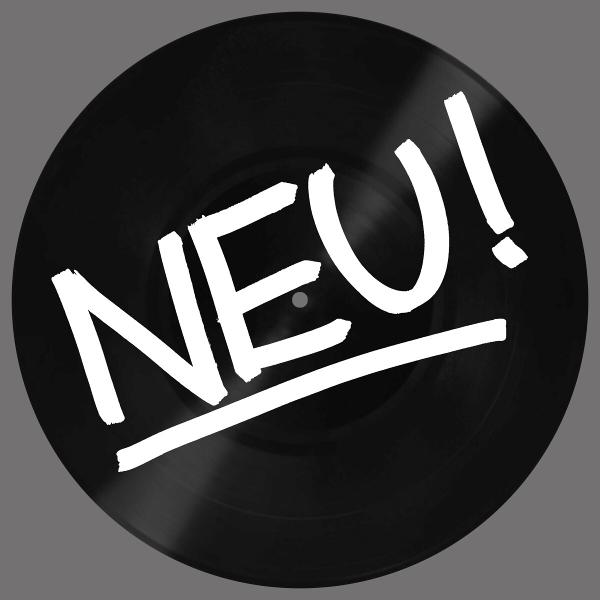 Schwarze Schallplatte mit dem Wort "NEU!" in Weiß geschrieben. Eine weiße Linie unter dem Wort.