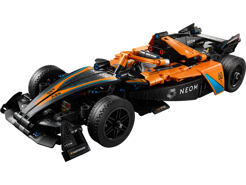 Model samochodu wyścigowego Lego, pomarańczowy i czarny, z logo NEOM.