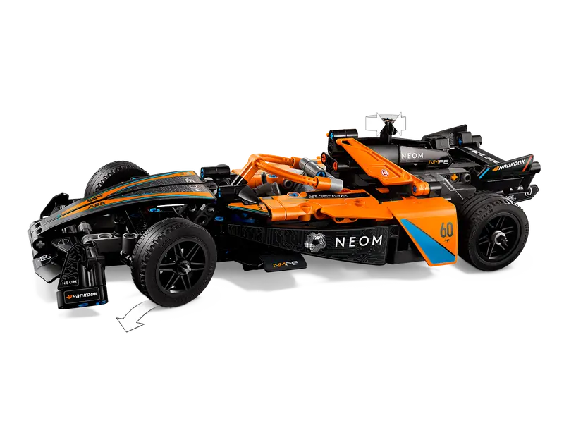 Samochód Lego Technic McLaren Formuły 1 w kolorze czarnym i pomarańczowym.