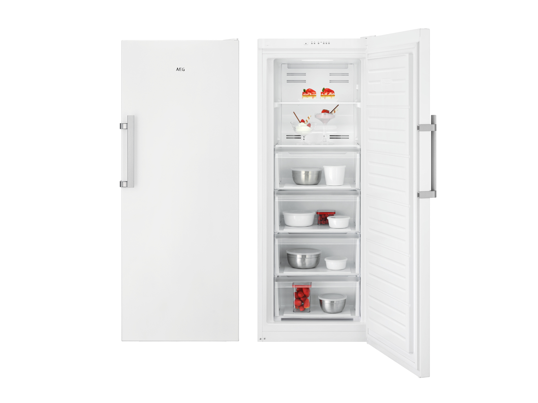 Ein weißer Kühlschrank hat eine offene Tür und zeigt Regale mit Lebensmitteln.