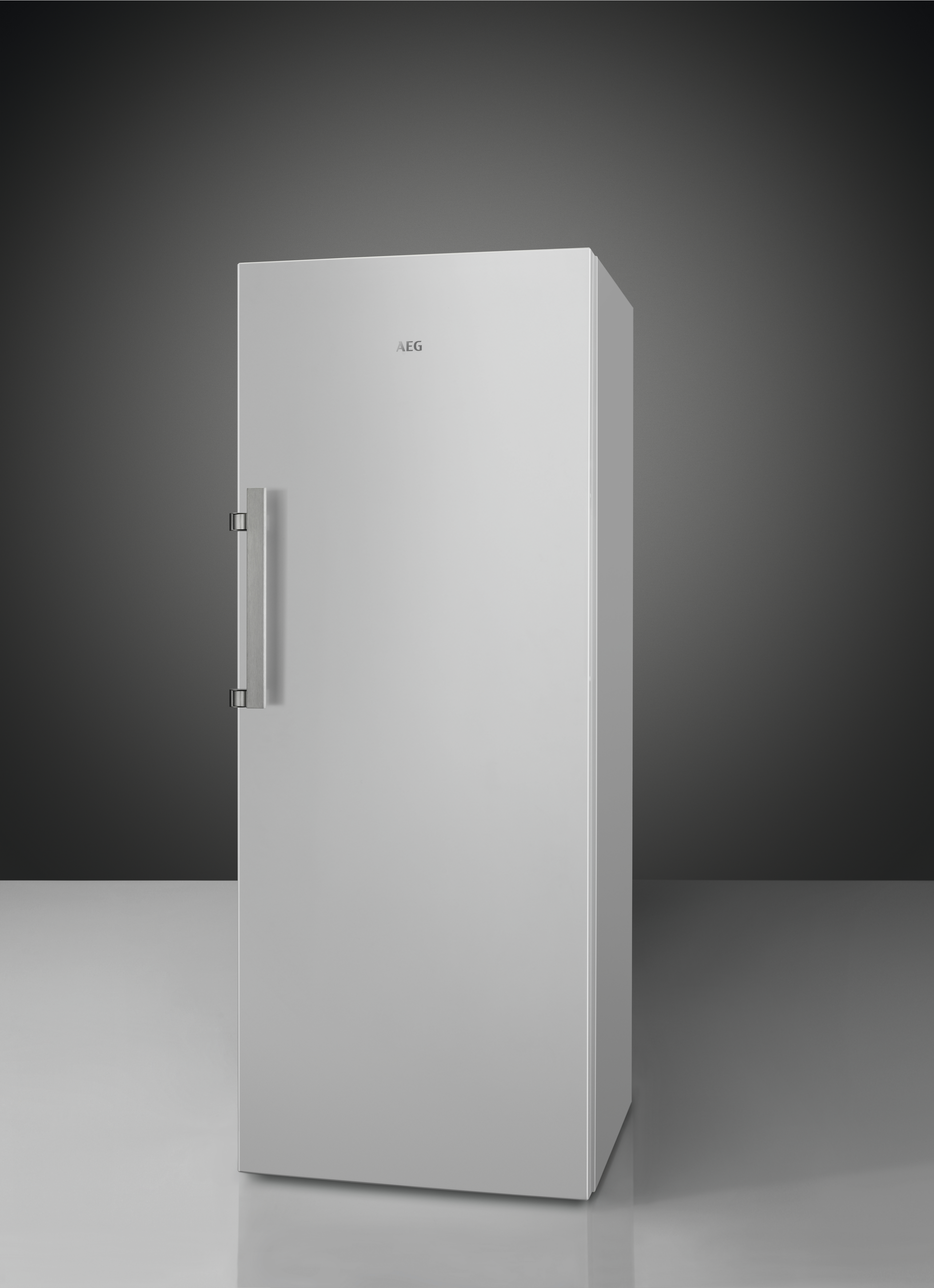Ein weißer AEG-Kühlschrank vor grauem Hintergrund. Die Tür hat einen Griff.