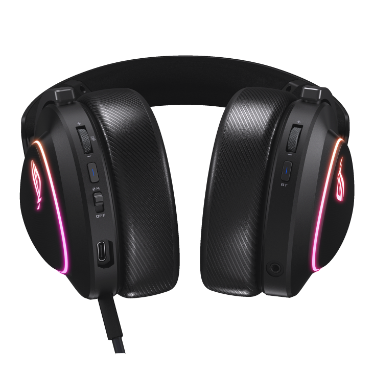 Fekete gamer fejhallgató RGB díszítéssel, gombokkal, fekete háttérrel.
