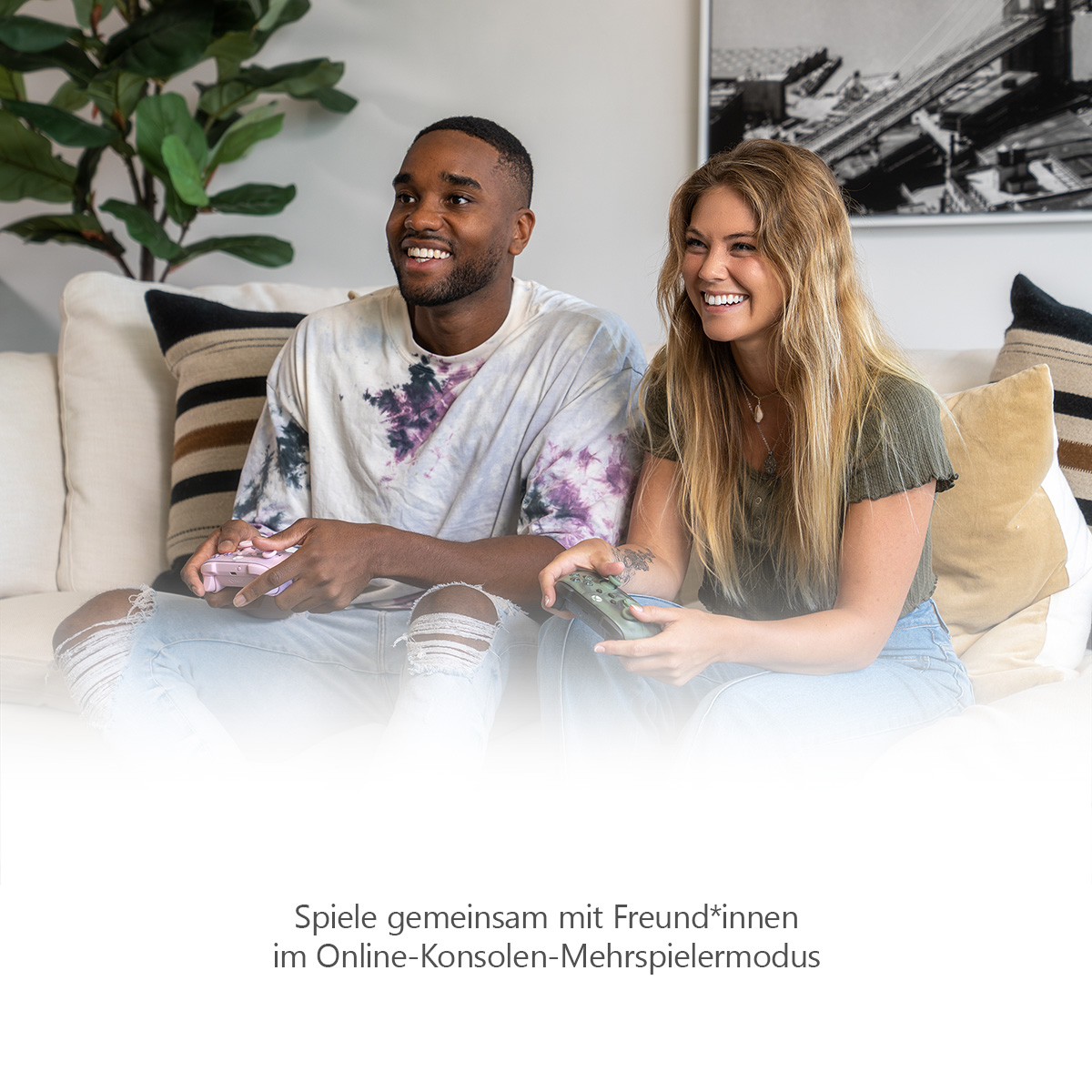 Ein Paar lächelt und spielt Spiele auf einer Couch mit Controllern.