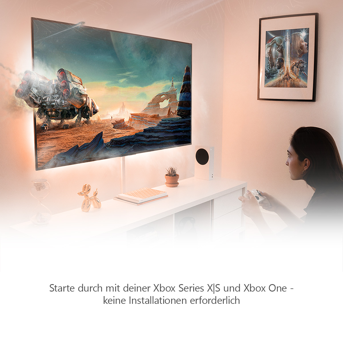 Zimmer mit Fernseher, Konsole und spielender Person. Kunstwerk an der Wand.
