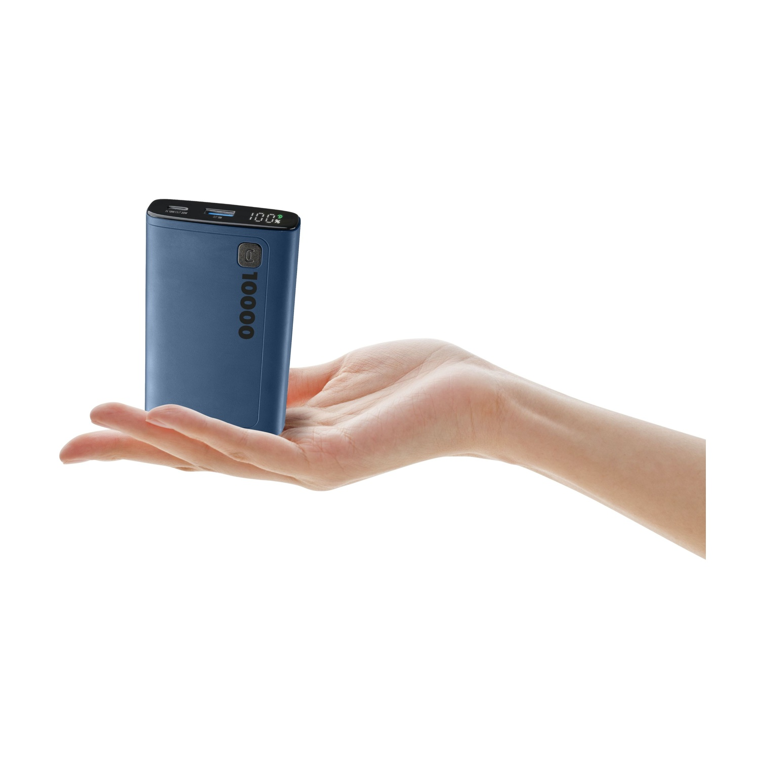 Eine Hand hält eine blaue Powerbank. Die Bank zeigt 100 % Ladung und hat eine Kapazität von 10000.